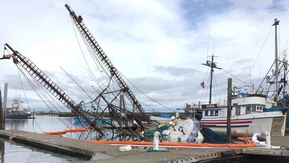 Sunken fishing boat prompts spill response