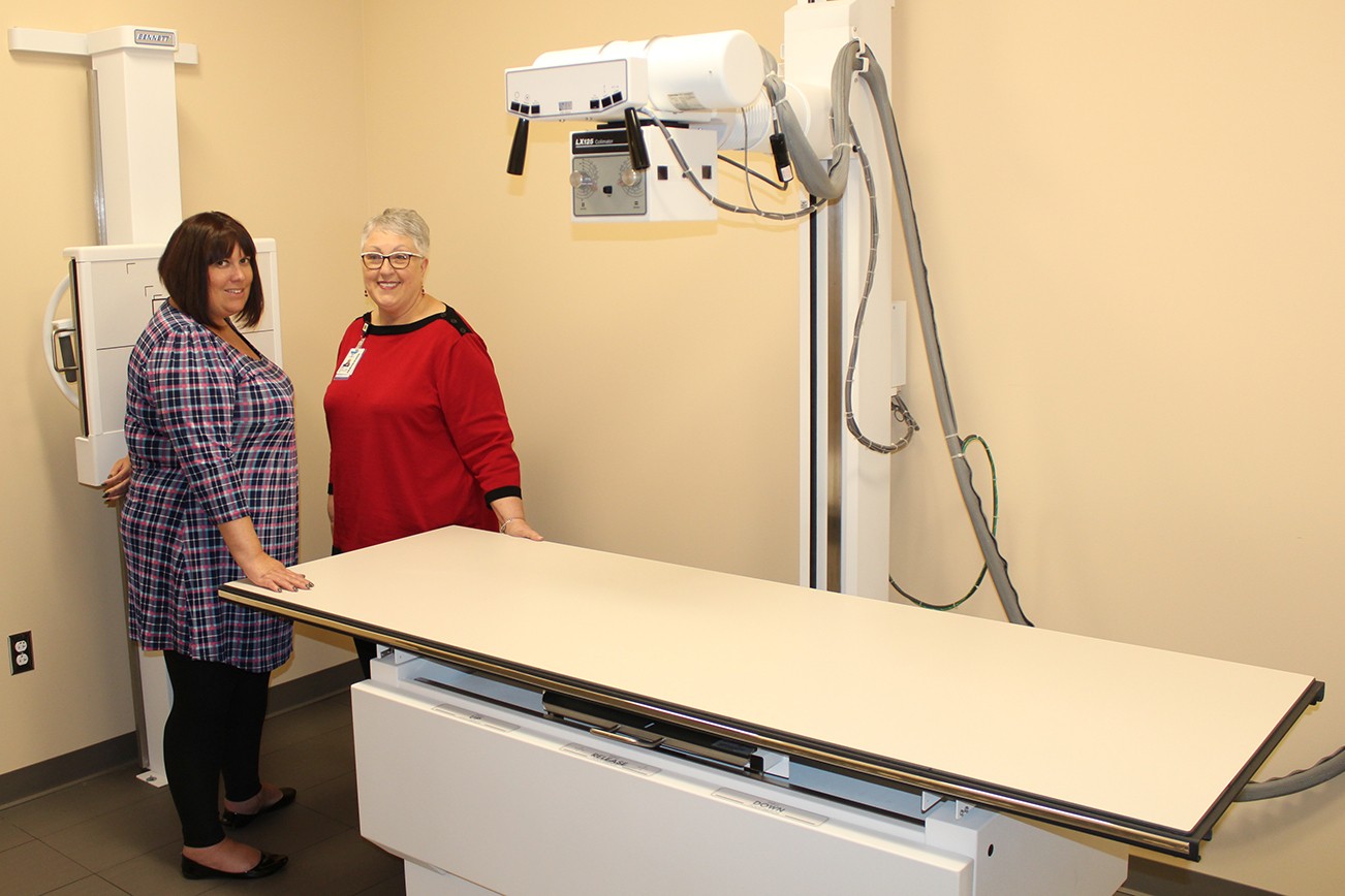 Angelo Bruscas/North Coast News Sea Mar Community Health Centers Ocean Shores Clinic Manager Audra Lutz, left, and Deborah Thomas, medical assistant supervisor, show one of the new exam rooms at the expanded clinic.